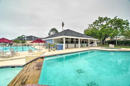 Welcoming Montgomery Home In Gated Community!