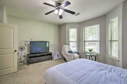 Welcoming Montgomery Home In Gated Community!