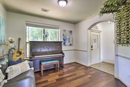Welcoming Montgomery Home In Gated Community!