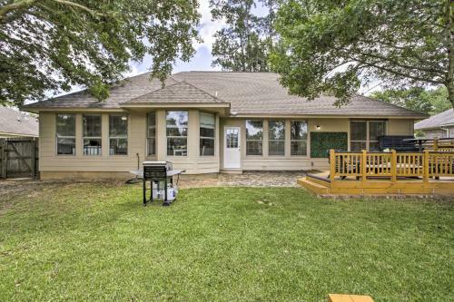 Welcoming Montgomery Home In Gated Community!