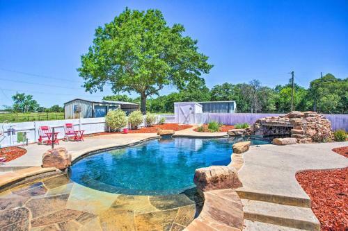 Modern Ranch Home With Screened Patio And Yard!