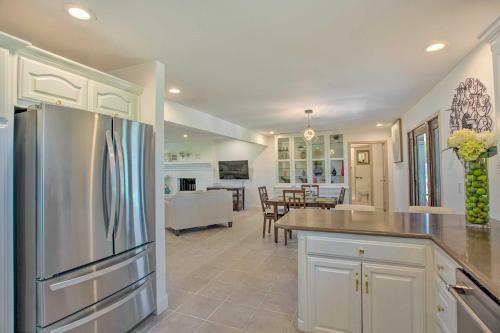 Modern Ranch Home With Screened Patio And Yard!