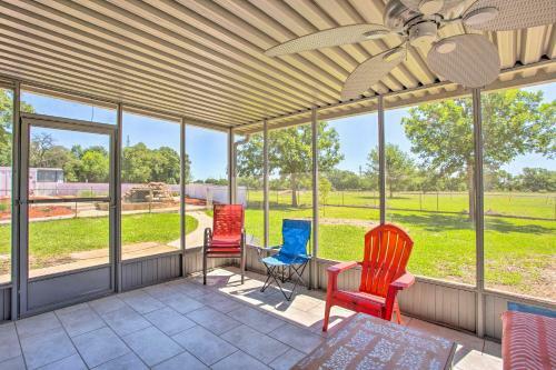 Modern Ranch Home With Screened Patio And Yard!