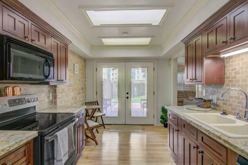 Modern Coastal Style Townhome Next To Golf Course