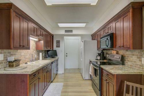 Modern Coastal Style Townhome Next To Golf Course