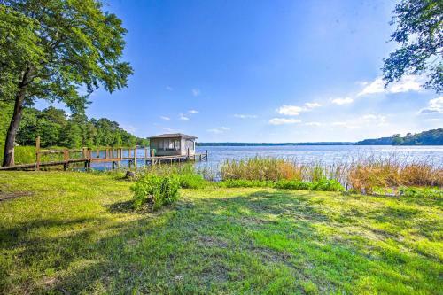 Lakefront Hidden Pines Cottage With Boathouse