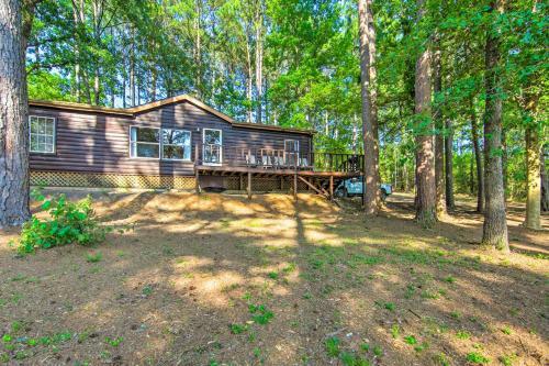 Lakefront Hidden Pines Cottage With Boathouse