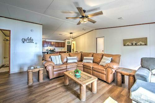 Lakefront Hidden Pines Cottage With Boathouse