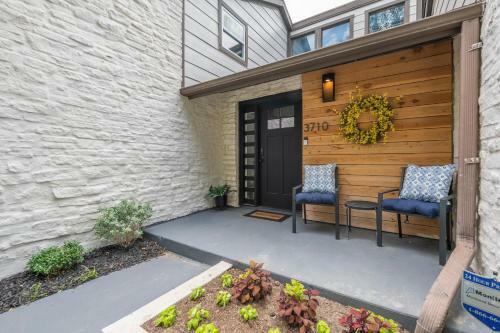Charming 5 Bedroom: Self Check-in + Garage Parking