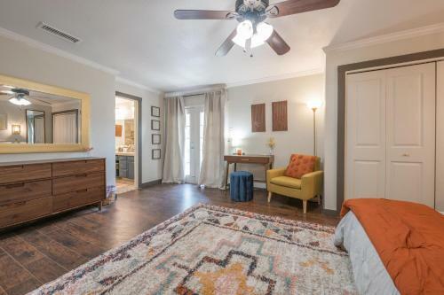 Charming 5 Bedroom: Self Check-in + Garage Parking
