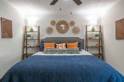 Charming 5 Bedroom: Self Check-in + Garage Parking
