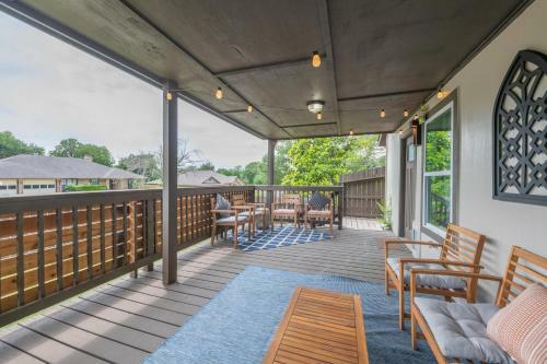 Charming 5 Bedroom: Self Check-in + Garage Parking
