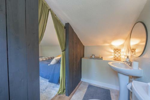 Charming 5 Bedroom: Self Check-in + Garage Parking