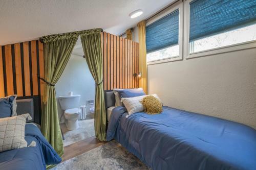 Charming 5 Bedroom: Self Check-in + Garage Parking