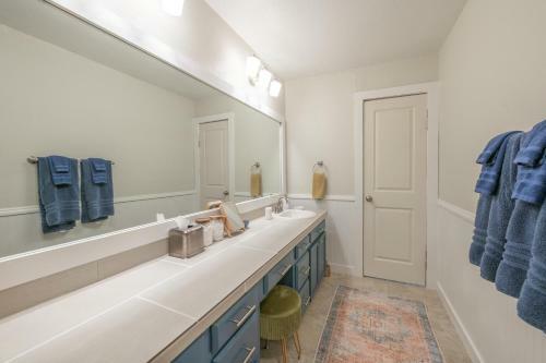 Charming 5 Bedroom: Self Check-in + Garage Parking