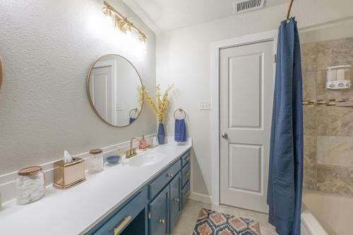 Charming 5 Bedroom: Self Check-in + Garage Parking
