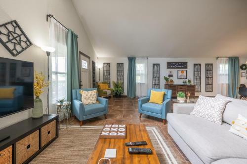 Charming 5 Bedroom: Self Check-in + Garage Parking