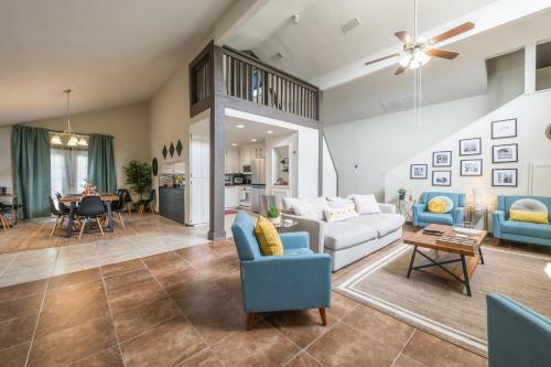 Charming 5 Bedroom: Self Check-in + Garage Parking
