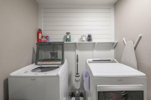Charming 5 Bedroom: Self Check-in + Garage Parking