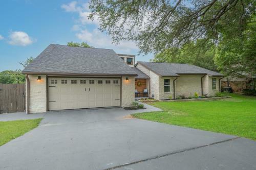Charming 5 Bedroom: Self Check-in + Garage Parking