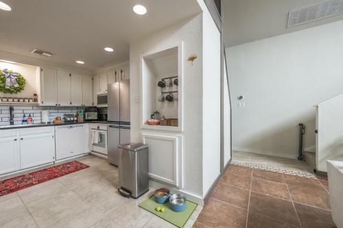 Charming 5 Bedroom: Self Check-in + Garage Parking