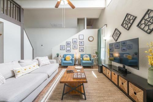 Charming 5 Bedroom: Self Check-in + Garage Parking