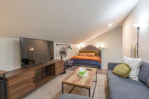 Charming 5 Bedroom: Self Check-in + Garage Parking