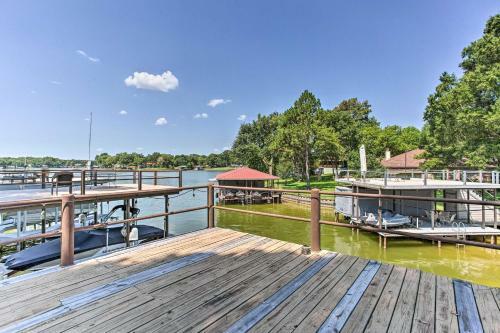 Cozy Lakehouse With Hot Tub, Grill And Fire Pit!