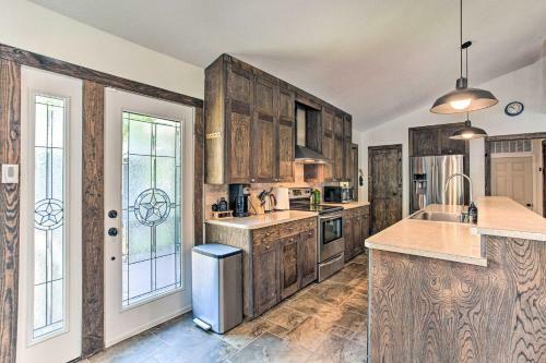 Cozy Lakehouse With Hot Tub, Grill And Fire Pit!