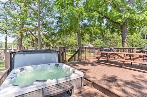 Cozy Lakehouse With Hot Tub, Grill And Fire Pit!