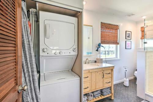 Breezy Surfside Beach Home With Deck And Grill!