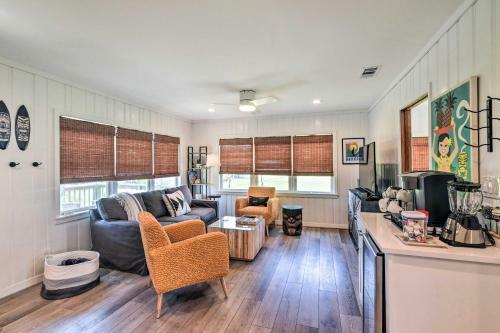 Breezy Surfside Beach Home With Deck And Grill!