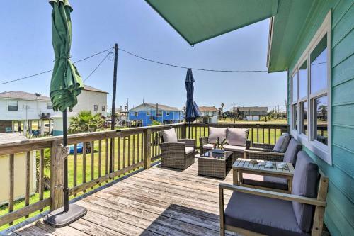 Breezy Surfside Beach Home With Deck And Grill!