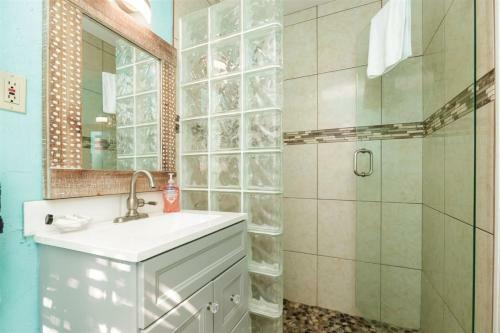 Caprice Cottage - Sun Harbor Cottage #1