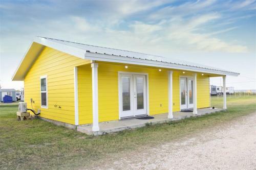 Big Tree Cottages - Yellow Warbler A