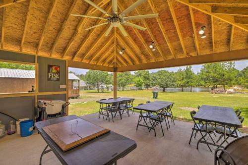 Lakefront Cabin With Access To 2 Paddleboats!