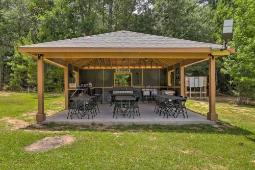 Lakefront Cabin With Access To 2 Paddleboats!