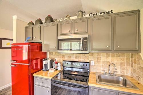 Lakefront Cabin With Access To 2 Paddleboats!