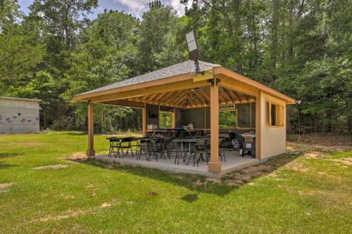 Lakefront Cabin With Access To 2 Paddleboats!