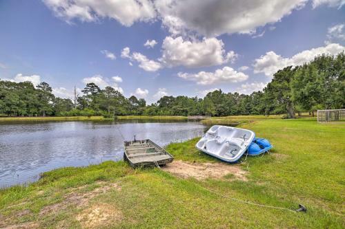 Lakefront Cabin With Access To 2 Paddleboats!