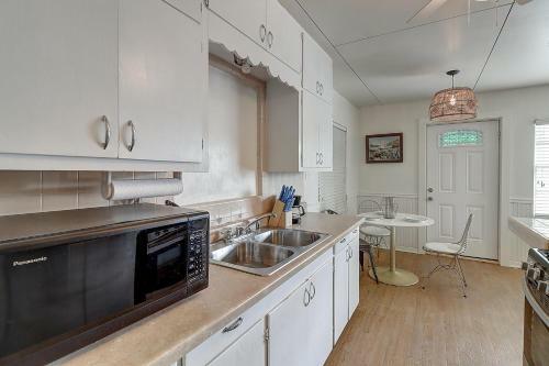 Seaflower - Cozy Beach Bungalow Home