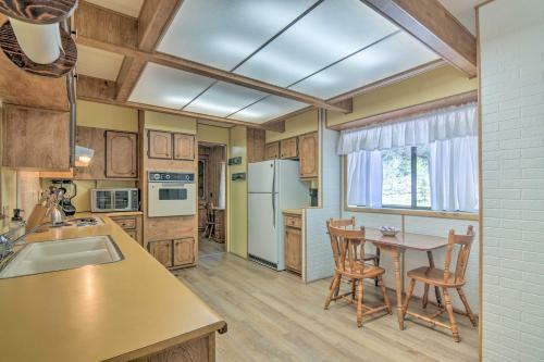 Hatch Retreat With Deck, Grill And Creek Access!