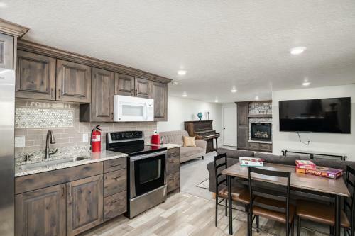 Red Canyon Home, 4bd4ba, Mountain