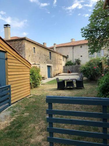 G�te Du Rossignol Entre Lac Et For�t