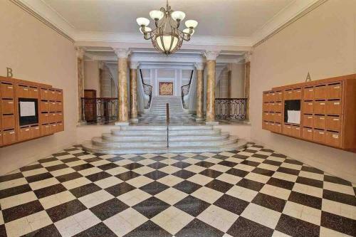 Beautiful Garden Apartment Steps From The Beach