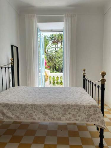 Beautiful Garden Apartment Steps From The Beach