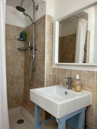 Beautiful Garden Apartment Steps From The Beach