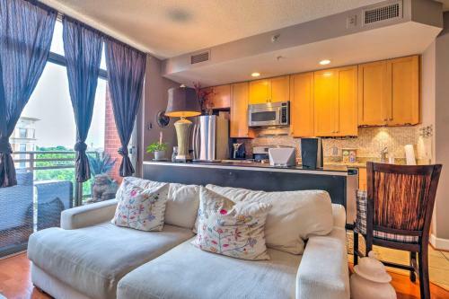 Apartamento Urban Arlington Escape With Community Pool!