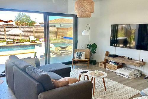 Beautiful Villa Sleeps 6 With Pool
