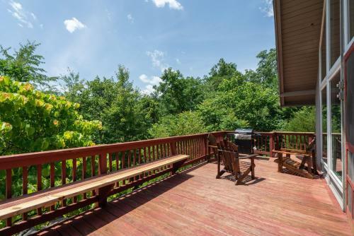 Chalet Cabin W Huge Deck Fire Pit Grill & Wifi